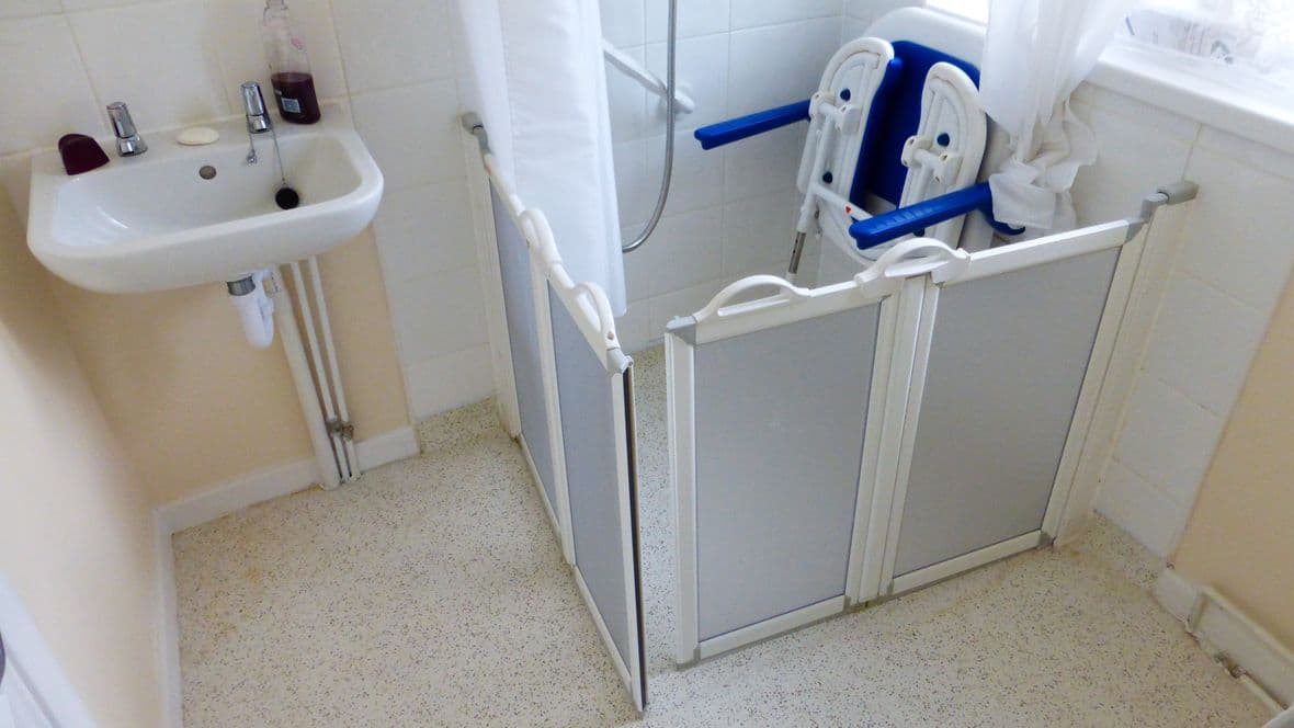wetroom with screens